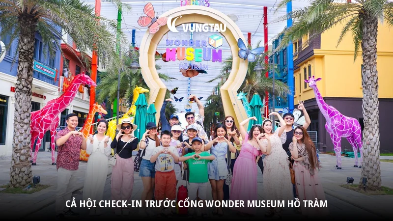 Cả hội check-in trước cổng Wonder Museum Hồ Tràm