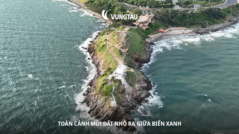 Toàn cảnh mũi đất nhô ra giữa biển xanh