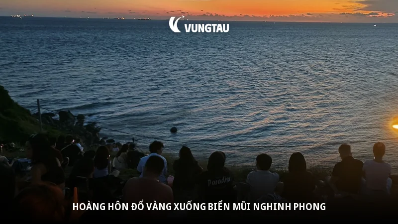 Hoàng hôn đổ vàng xuống biển Mũi Nghinh Phong