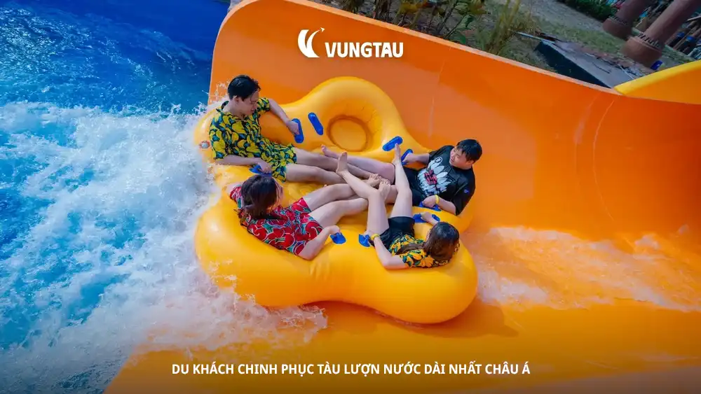 Du khách chinh phục tàu lượn nước dài nhất châu Á
