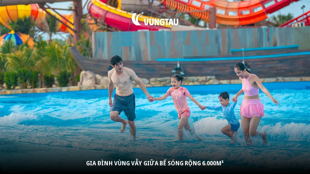 Gia đình vùng vẫy giữa bể sóng rộng 6.000m²