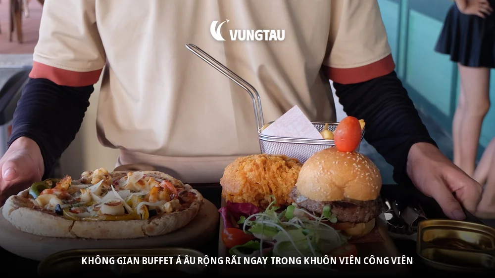 Không gian buffet Á Âu rộng rãi ngay trong khuôn viên công viên