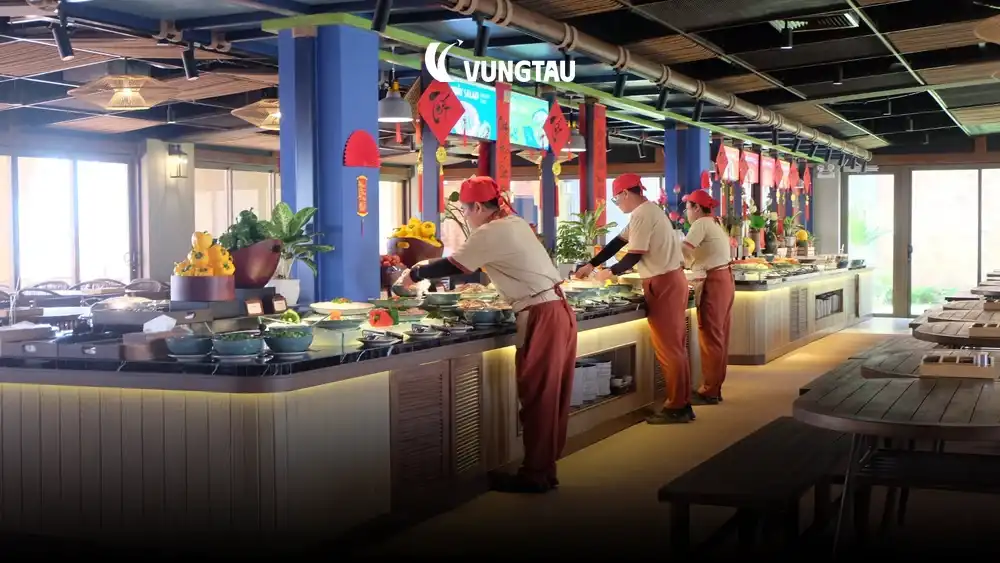 Không gian buffet Á Âu rộng rãi ngay trong khuôn viên công viên