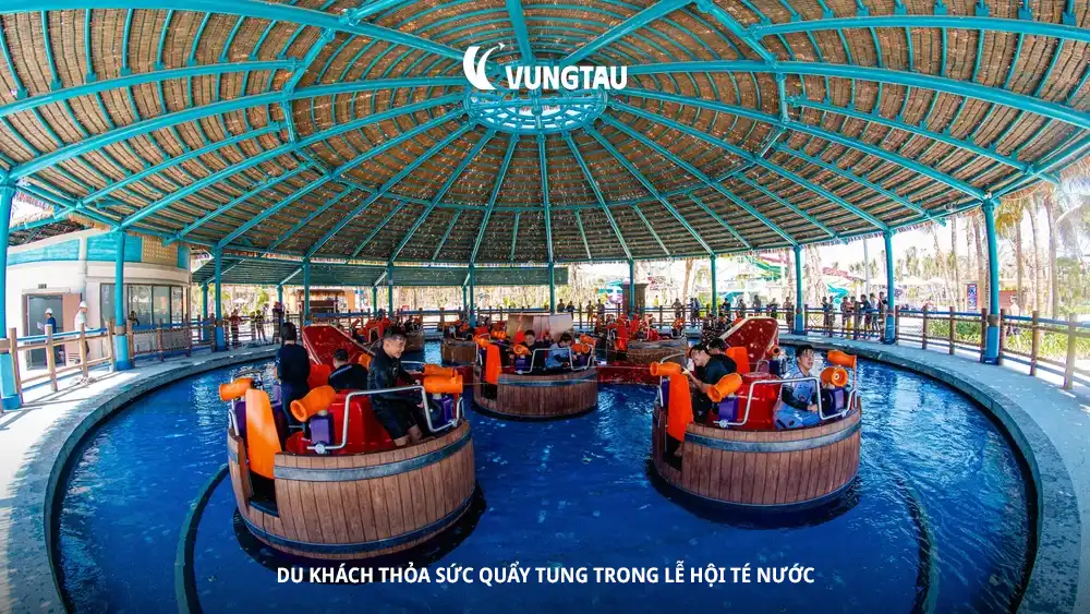 Du khách thỏa sức quẩy tung trong lễ hội té nước