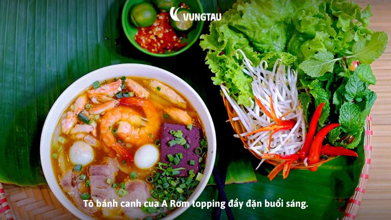 Tô bánh canh cua A Rơm topping đầy đặn buổi sáng.
