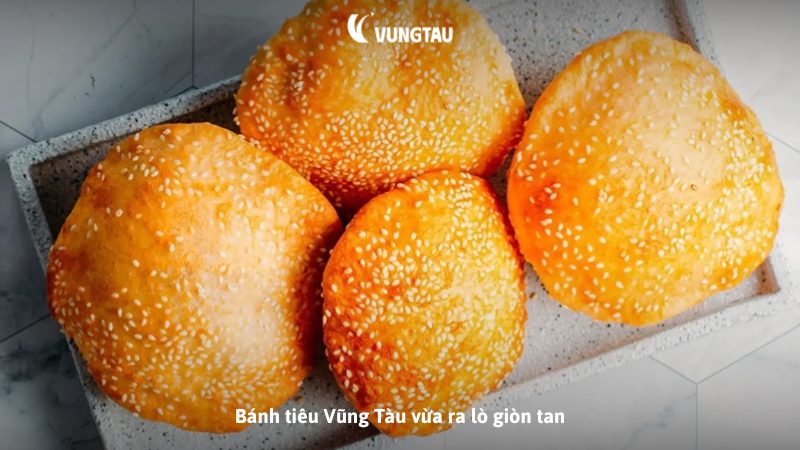 Bánh tiêu Vũng Tàu vừa ra lò giòn tan