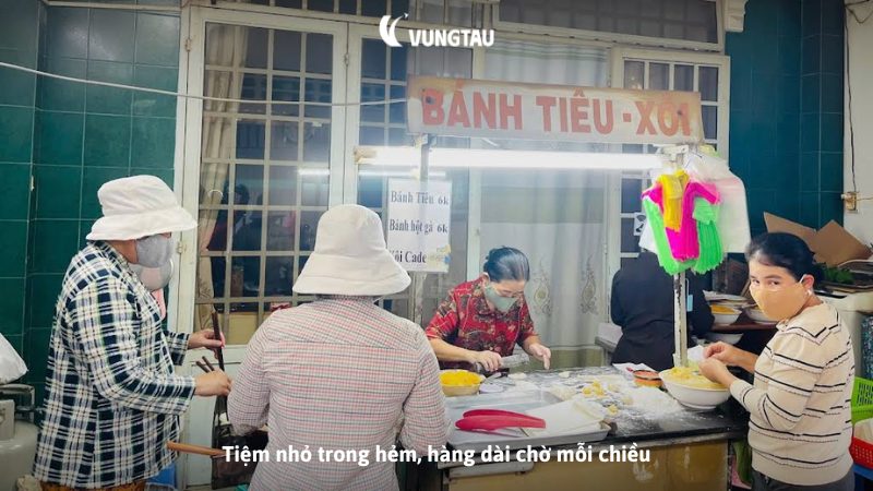 Tiệm nhỏ trong hẻm, hàng dài chờ mỗi chiều