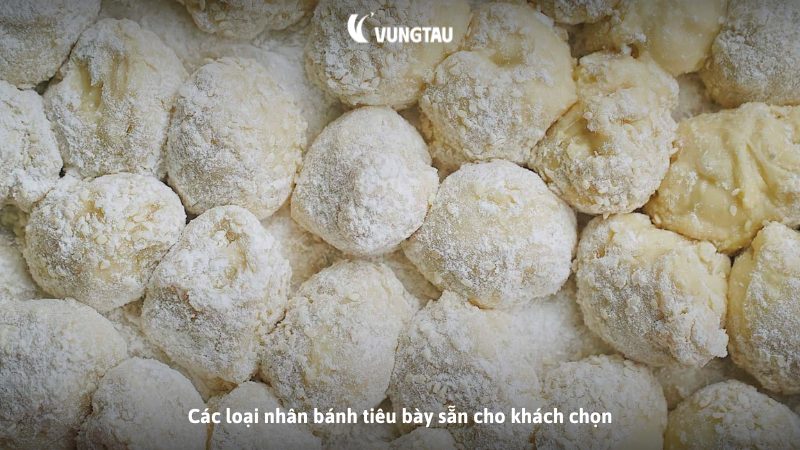 Các loại nhân bánh tiêu bày sẵn cho khách chọn