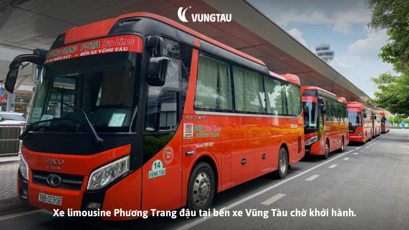 Xe limousine Phương Trang đậu tại bến xe Vũng Tàu chờ khởi hành.