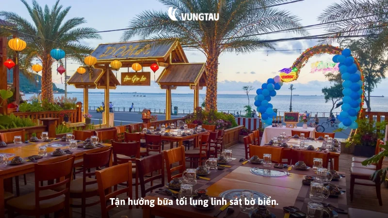 Tận hưởng bữa tối lung linh sát bờ biển.