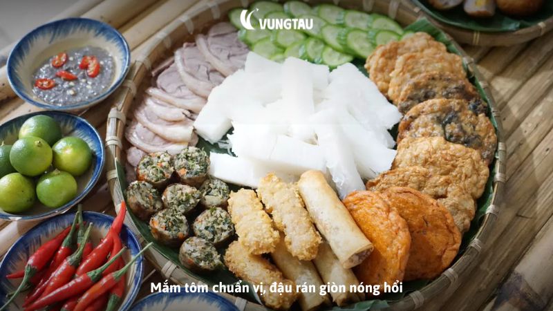 Mắm tôm chuẩn vị, đậu rán giòn nóng hổi