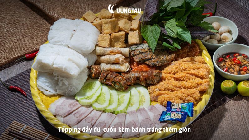 Topping đầy đủ, cuốn kèm bánh tráng thêm giòn