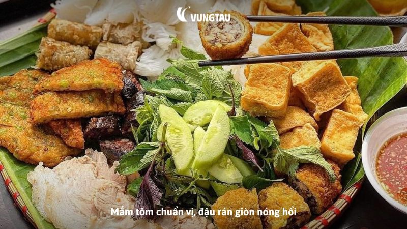 Mắm tôm chuẩn vị, đậu rán giòn nóng hổi
