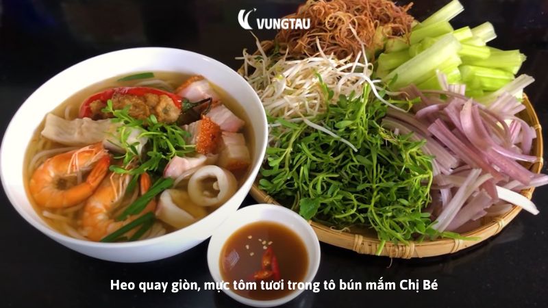 Heo quay giòn, mực tôm tươi trong tô bún mắm Chị Bé