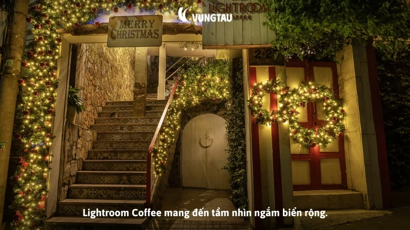 Lightroom Coffee mang đến tầm nhìn ngắm biển rộng.