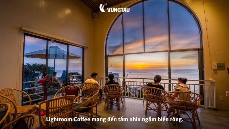 Lightroom Coffee mang đến tầm nhìn ngắm biển rộng.