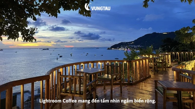 Lightroom Coffee mang đến tầm nhìn ngắm biển rộng.