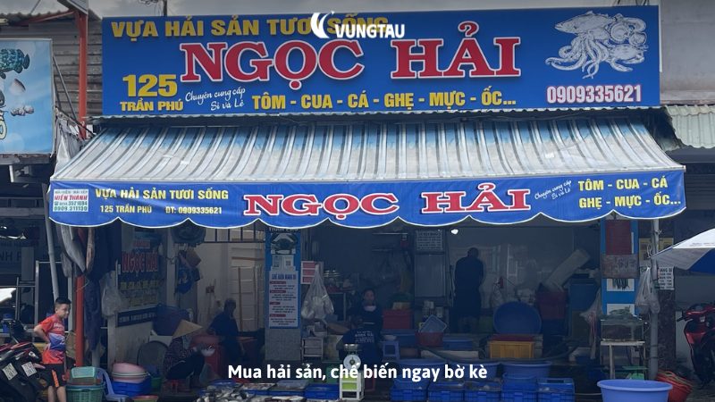 Mua hải sản, chế biến ngay bờ kè