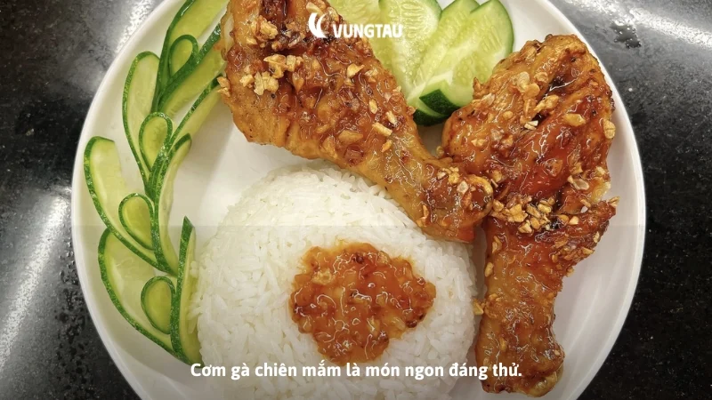 Cơm gà chiên mắm là món ngon đáng thử.