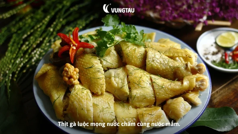 Thịt gà luộc mọng nước chấm cùng nước mắm.