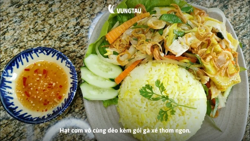 Hạt cơm vô cùng dẻo kèm gỏi gà xé thơm ngon.