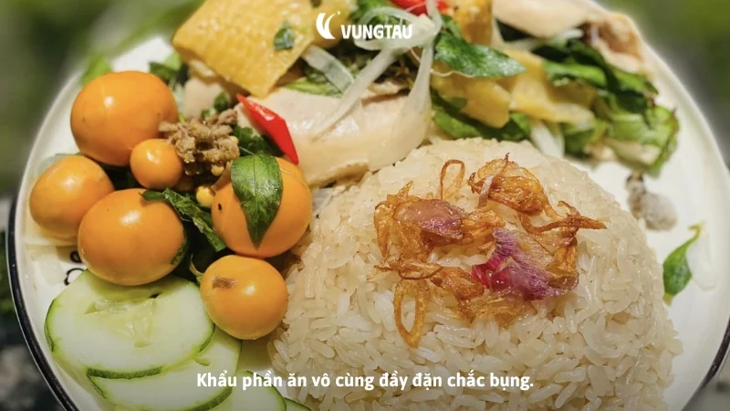 Khẩu phần ăn vô cùng đầy đặn chắc bụng.