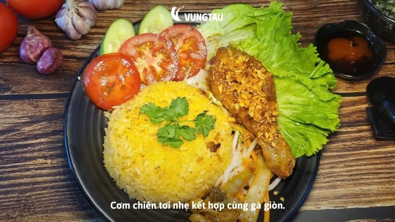 Cơm chiên tơi nhẹ kết hợp cùng gà giòn.