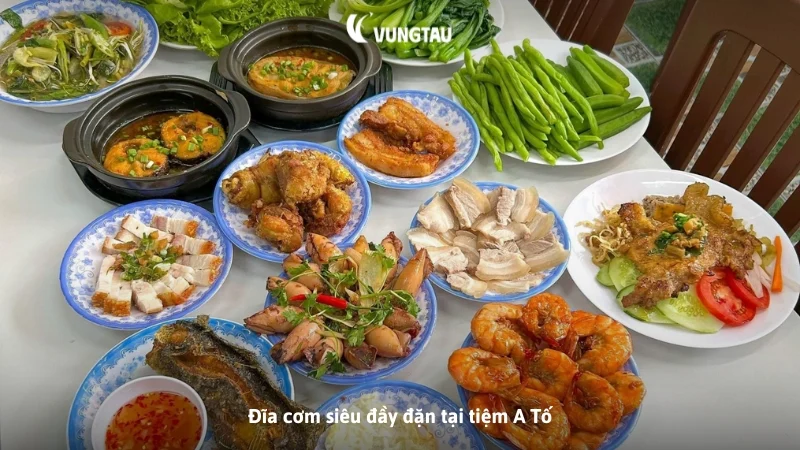 Đĩa cơm siêu đầy đặn tại tiệm A Tố