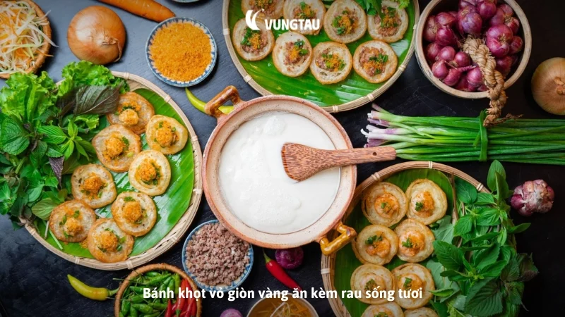 Bánh khọt vỏ giòn vàng ăn kèm rau sống tươi