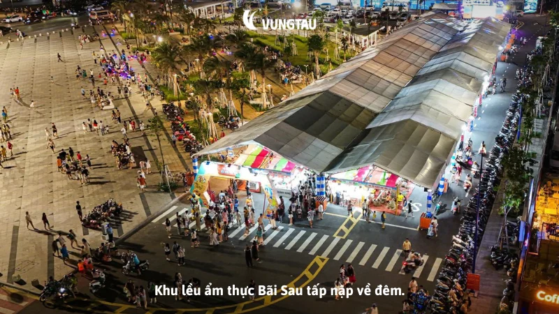 Khu lều ẩm thực Bãi Sau tấp nập về đêm.