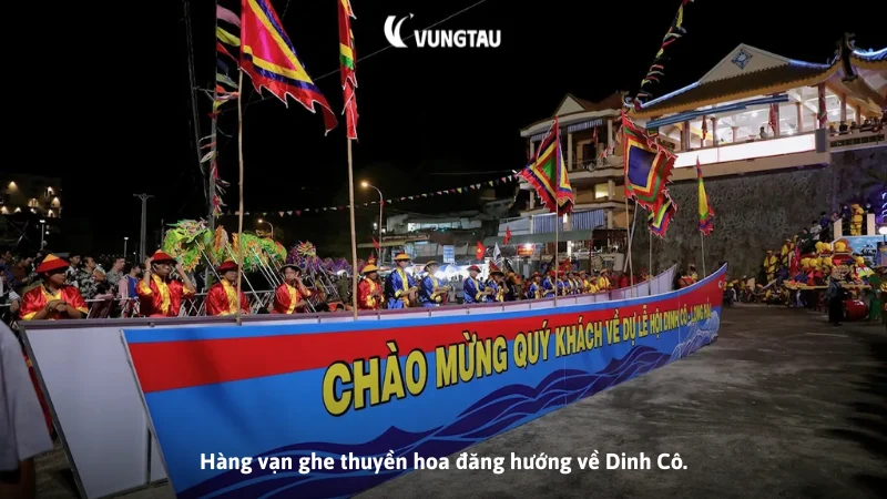 Hàng vạn ghe thuyền hoa đăng hướng về Dinh Cô.