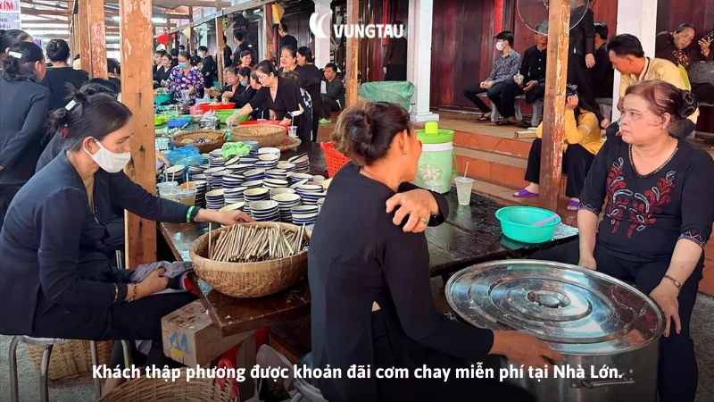 Khách thập phương được khoản đãi cơm chay miễn phí tại Nhà Lớn.
