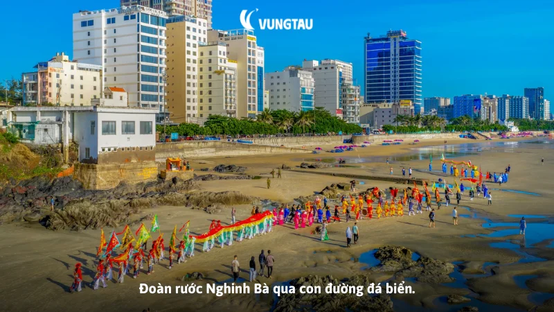 Đoàn rước Nghinh Bà qua con đường đá biển.