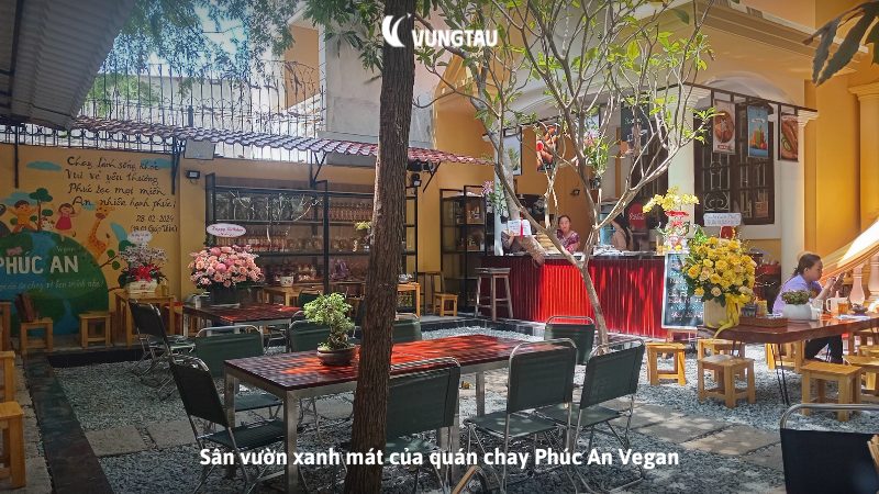 Sân vườn xanh mát của quán chay Phúc An Vegan