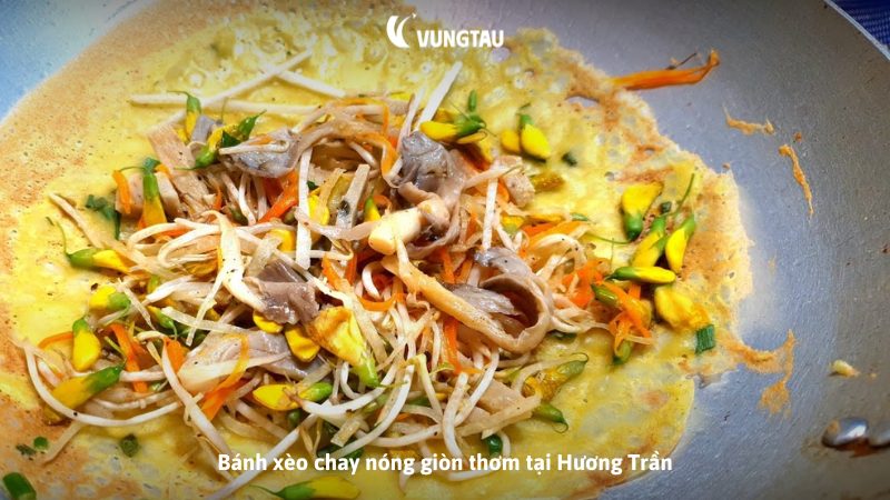 Bánh xèo chay nóng giòn thơm tại Hương Trần