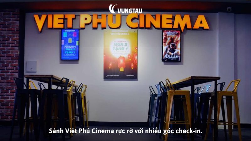 Sảnh Việt Phú Cinema rực rỡ với nhiều góc check-in.