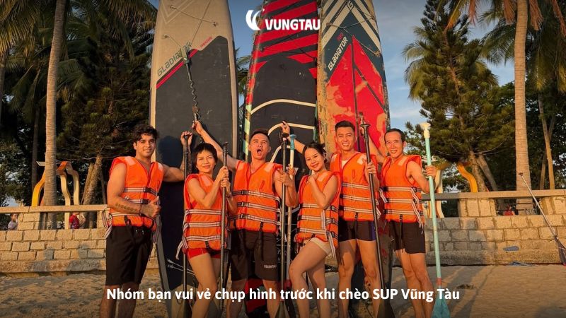Nhóm bạn vui vẻ chụp hình trước khi chèo SUP Vũng Tàu