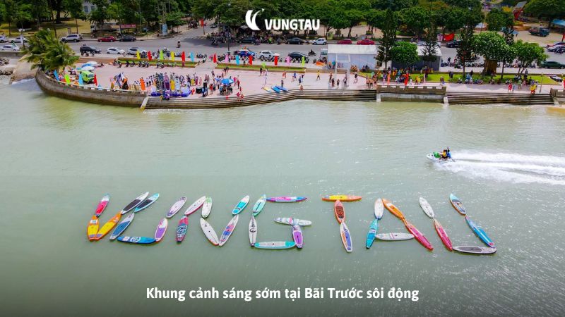 Khung cảnh sáng sớm tại Bãi Trước sôi động