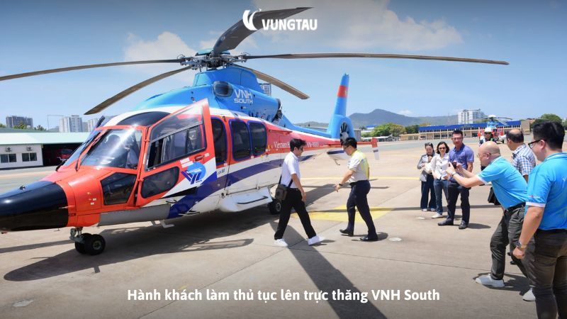 Hành khách làm thủ tục lên trực thăng VNH South