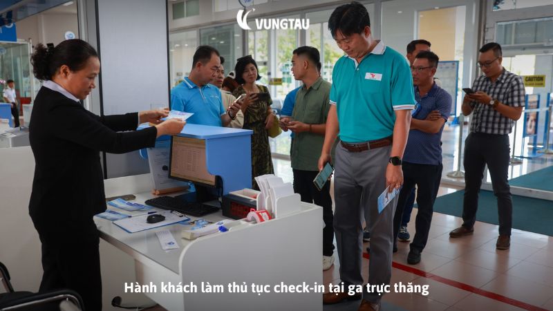 Hành khách làm thủ tục check-in tại ga trực thăng