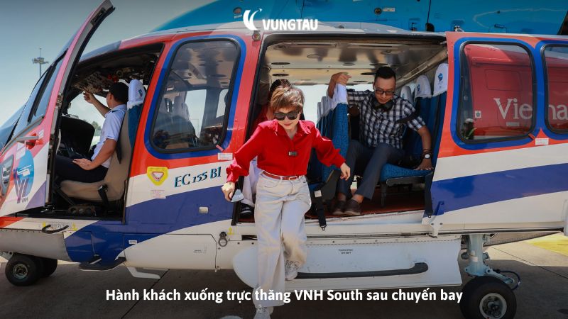 Hành khách xuống trực thăng VNH South sau chuyến bay